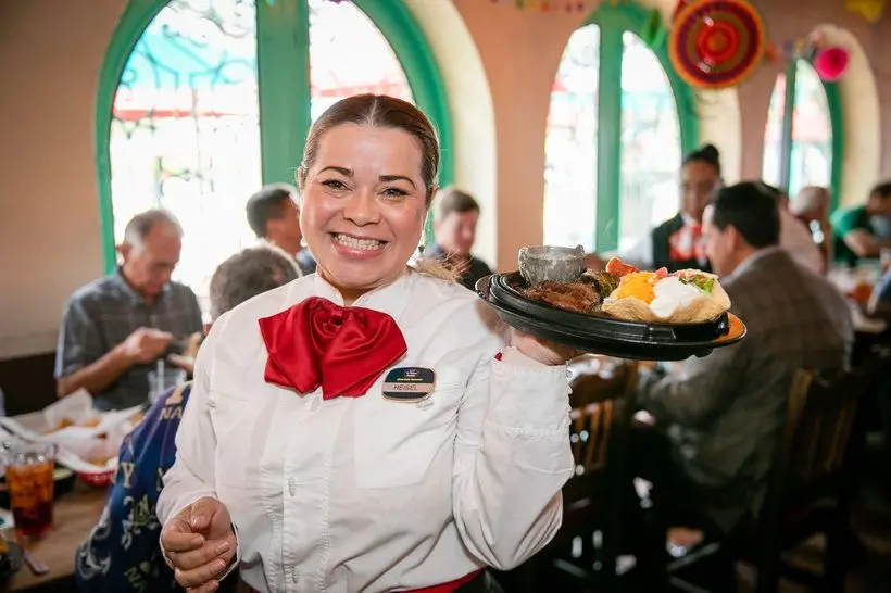 El Tiempo server presenting a sizzling platter